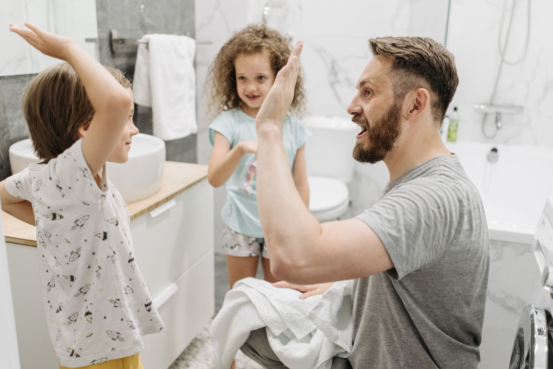 Enseñar a tolerar el baño en casa